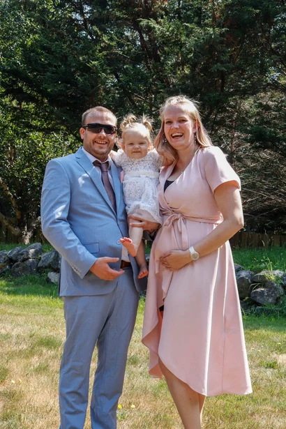 Ben and Leonieke standing outdoors with their daughter Elianne.